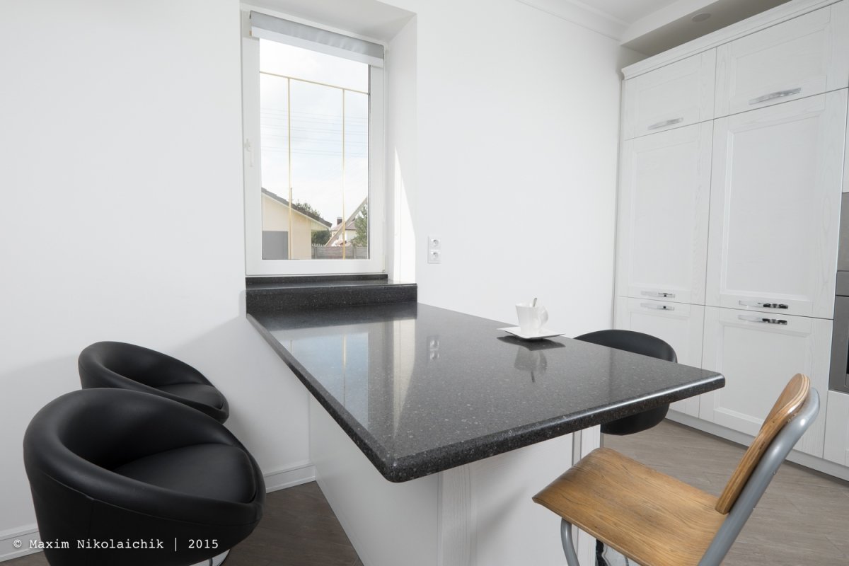 Стол-подоконник на кухне