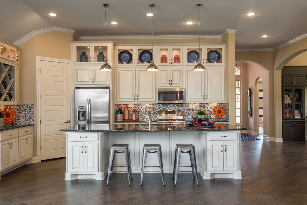 Декор наверху кухонного гарнитура