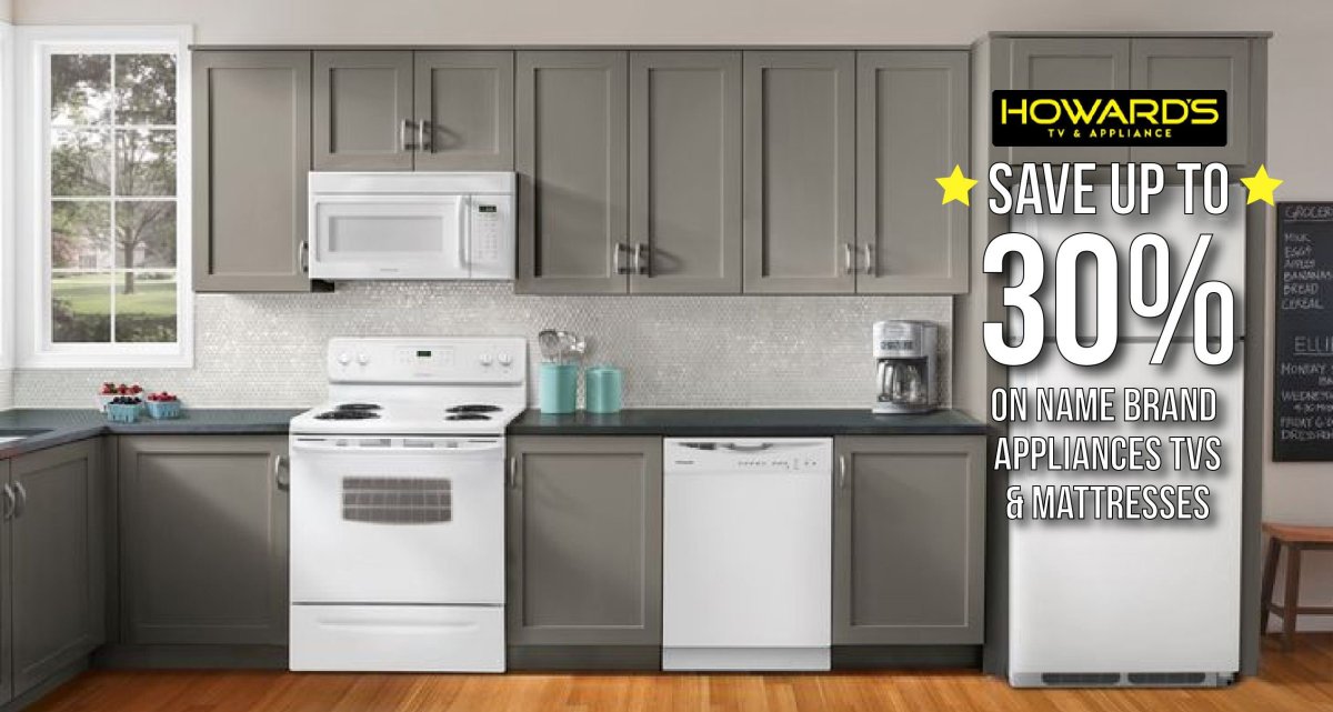 Белая кухня с серым холодильником