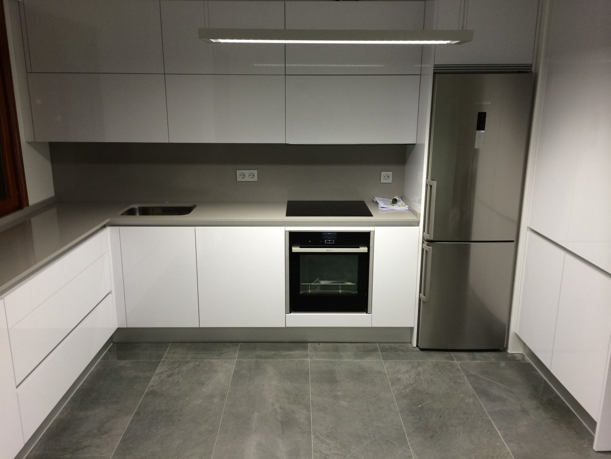 Серо белая кухня с холодильником