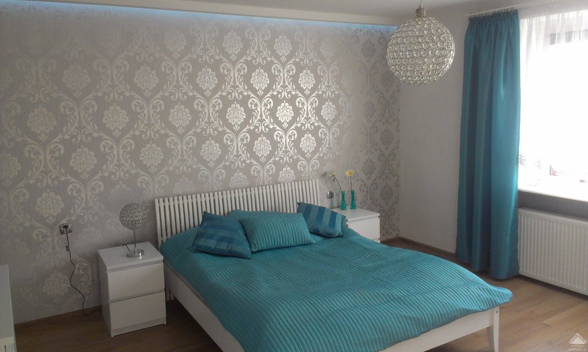 Серо-бирюзовые тона спальни