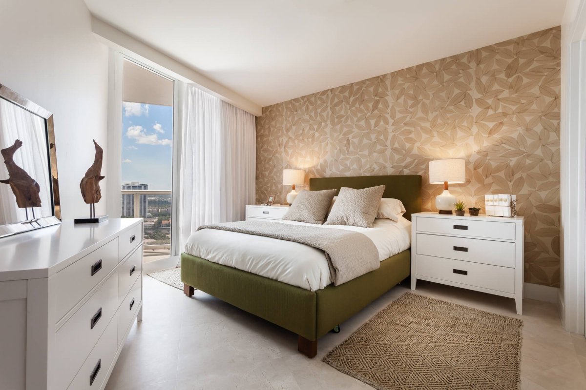 Спальня в бежевых тонах с белой мебелью