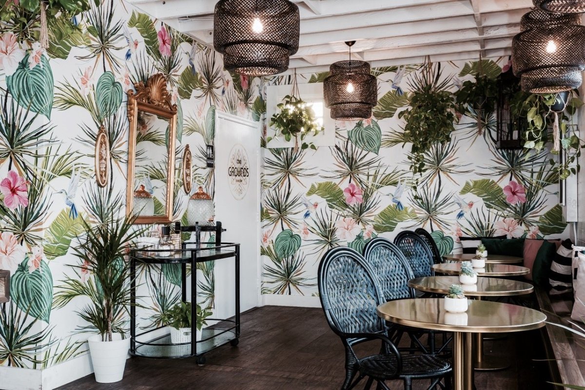 Кафе в тропическом стиле