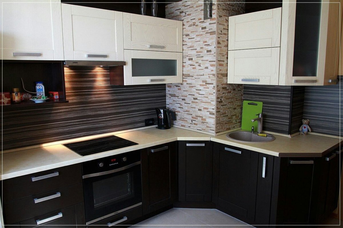 Угловая кухня с выступом вентиляционного короба