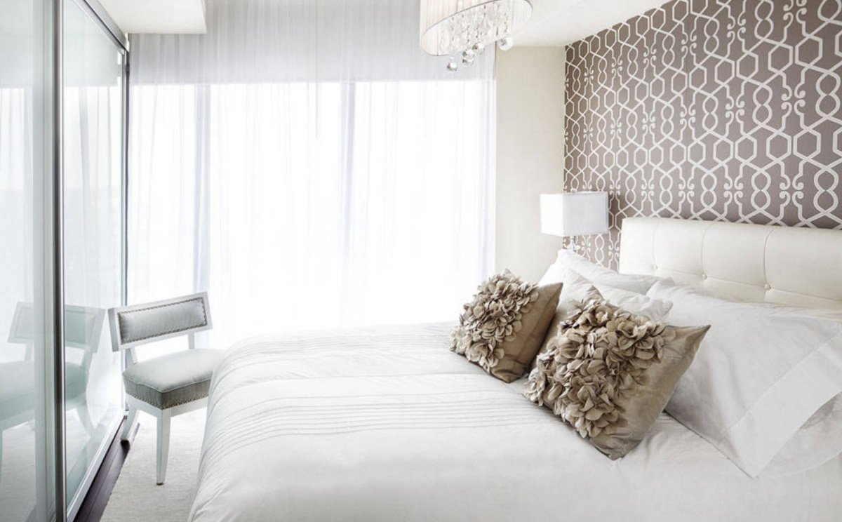 Светлая спальня с акцентной стеной