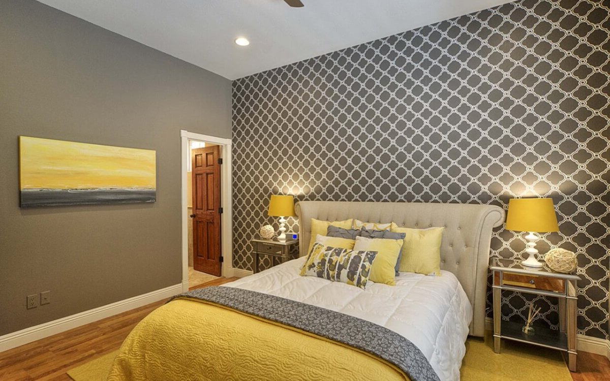 Желто серая спальня
