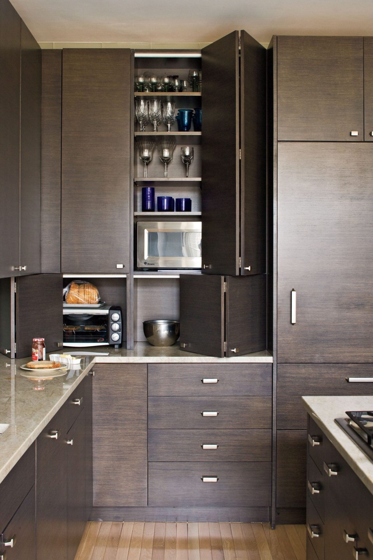 Кухня открытые дверцы