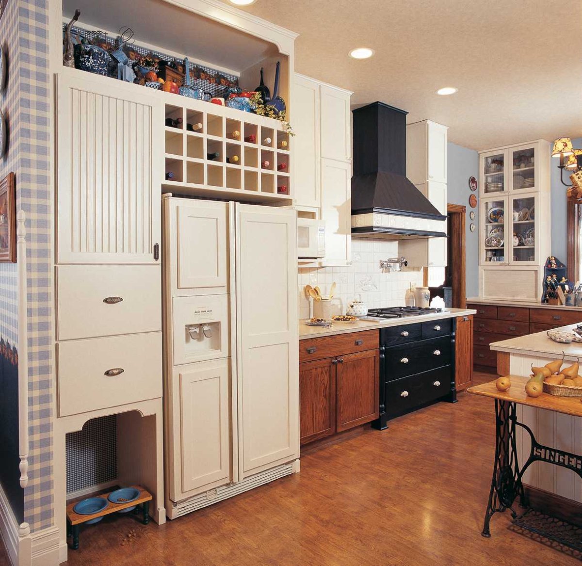 Холодильник в классической кухне