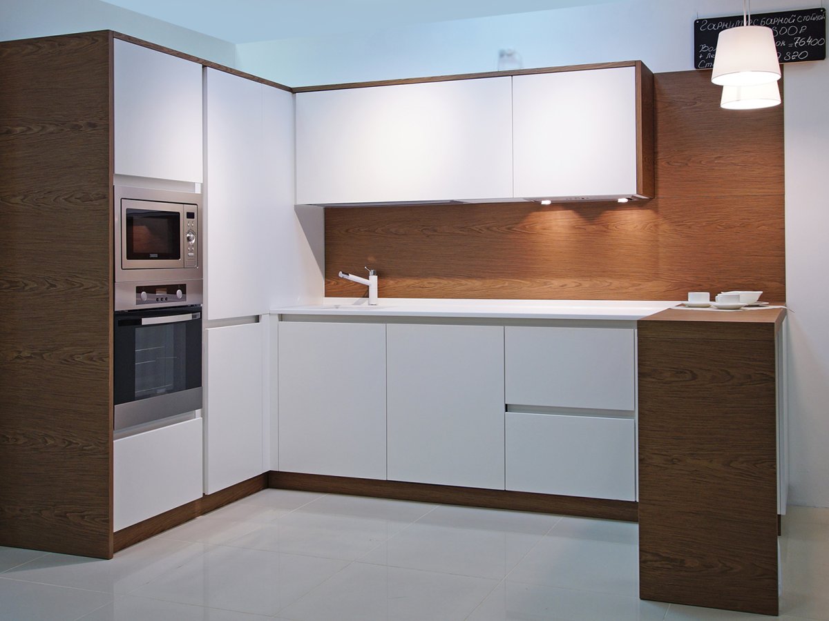 Угловая кухня с двумя пеналами