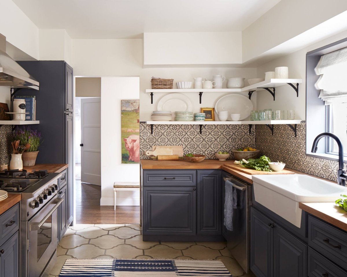 Серая кухня с открытыми полками