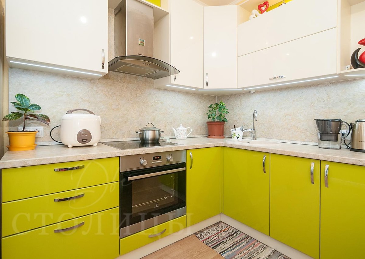 Угловая кухня оливковый с бежевый