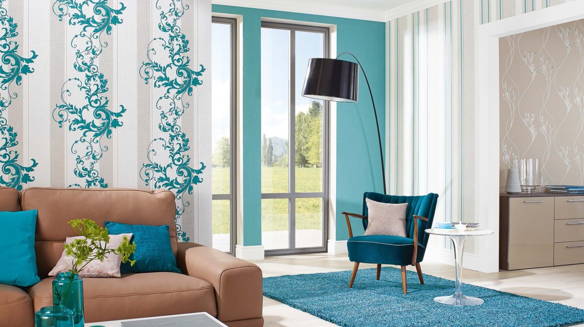 Сочетание цветных и однотонных обоев