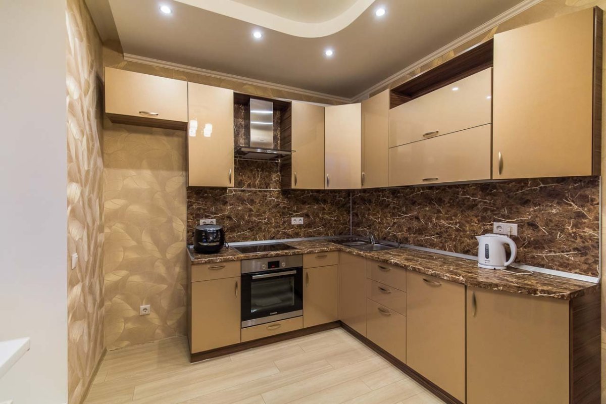 Кухня бежево золотистая