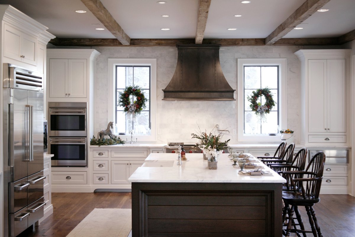 Интерьер кухни с двумя окнами