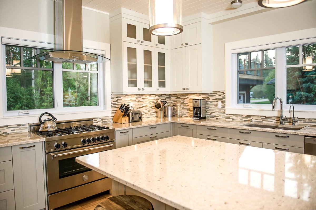 Плита под окном на кухне