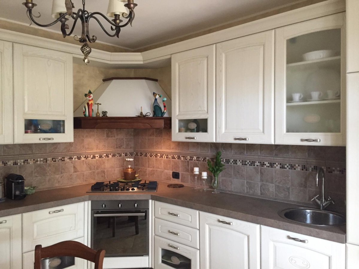 Кухня в стиле Прованс с темной столешницей