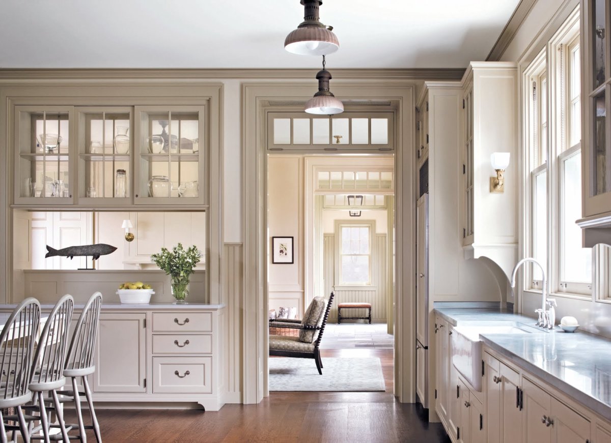 Окно на кухне американская классика