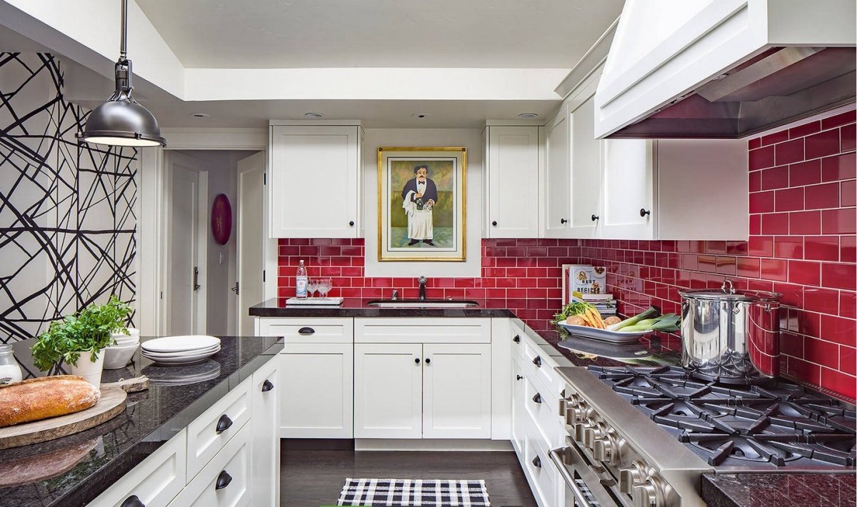 Яркая плитка на фартук для кухни