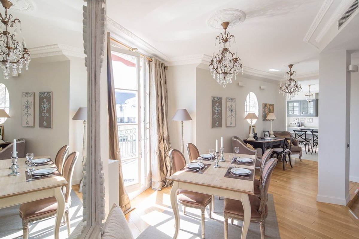 Кухня-гостиная в парижском стиле