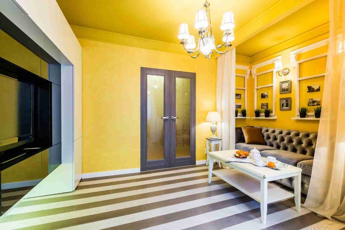 Желтая декоративная штукатурка в интерьере