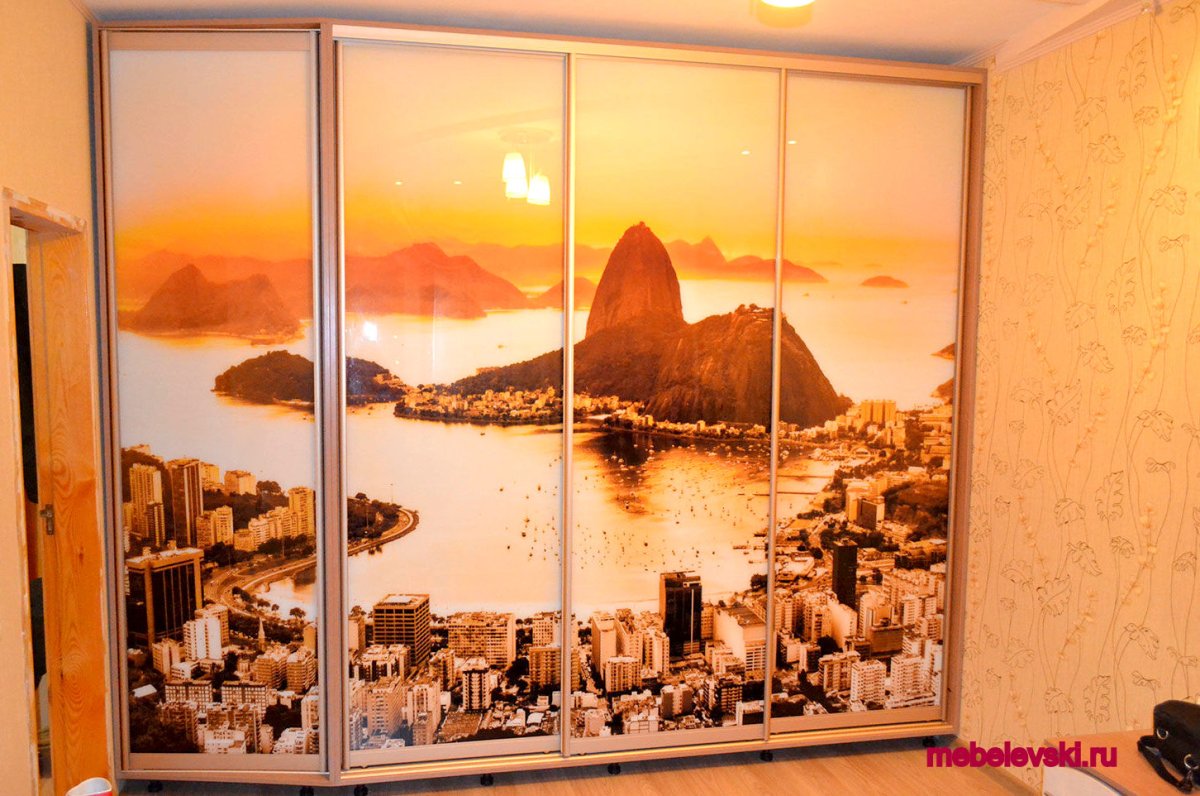 Фотообои на двери шкафа купе