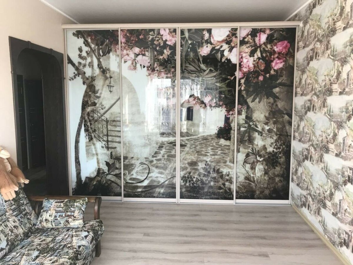 Встроенный шкаф купе с фотопечатью