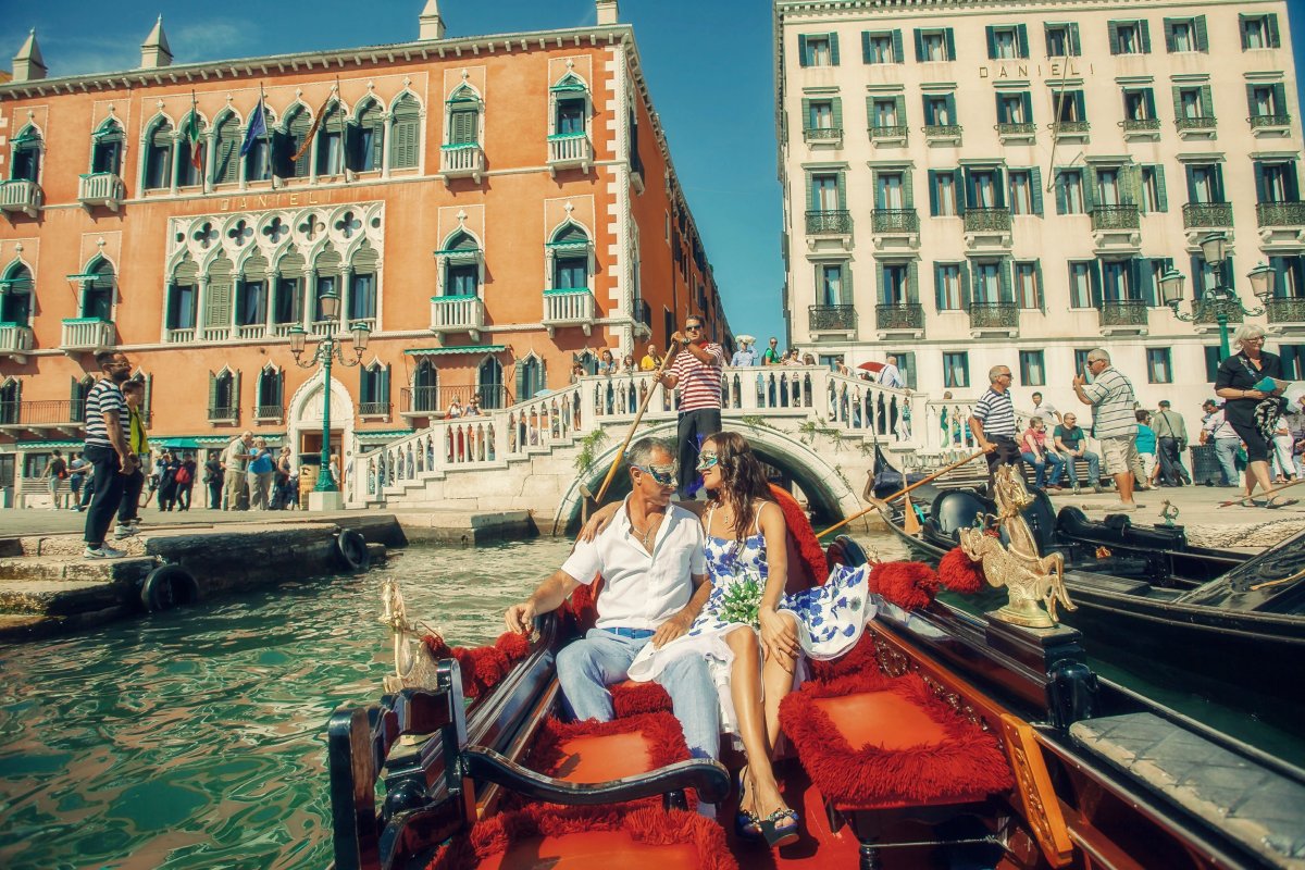 Италия Венеция гондола пара