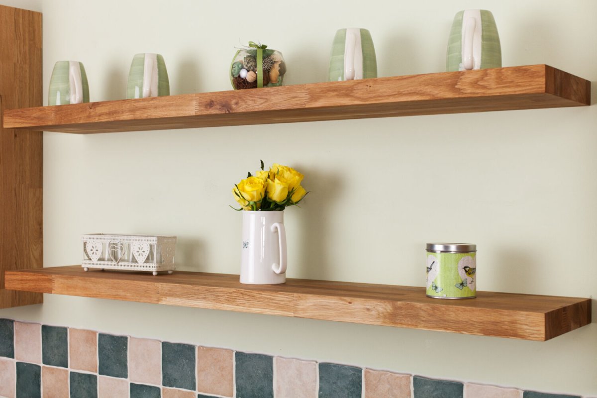 Деревянные полки на кухню