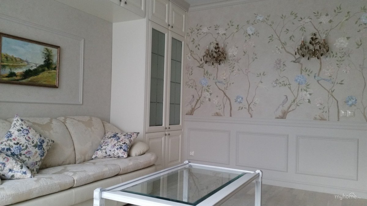 Обои в рамке на стене в интерьере в гостиной