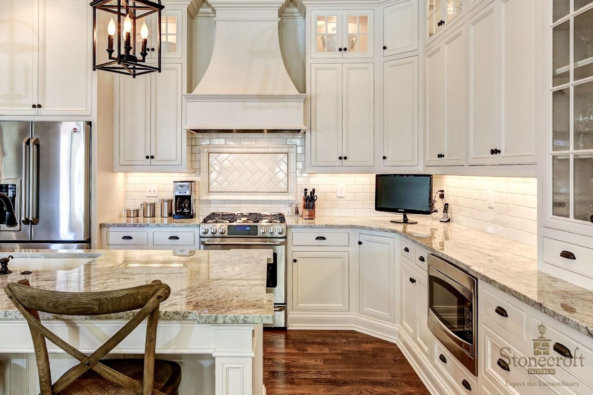 Кухня слоновая кость с белым фартуком