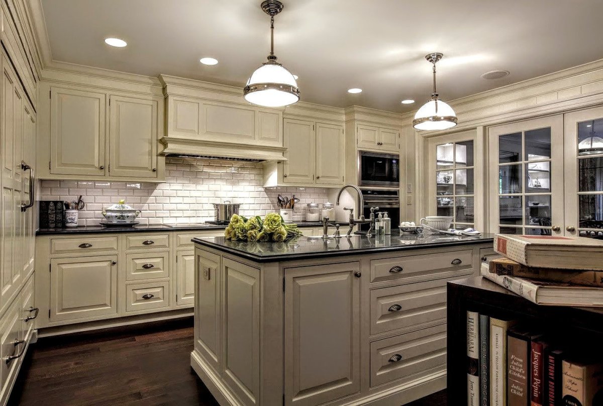 Кухня айвори кухонный двор в интерьере