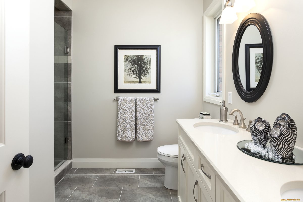 Зеркало на стене в интерьере