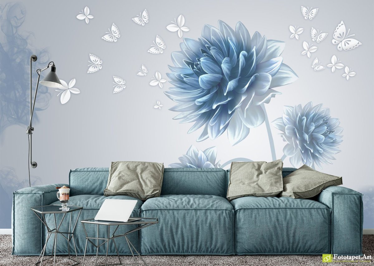 Синие цветы на стене
