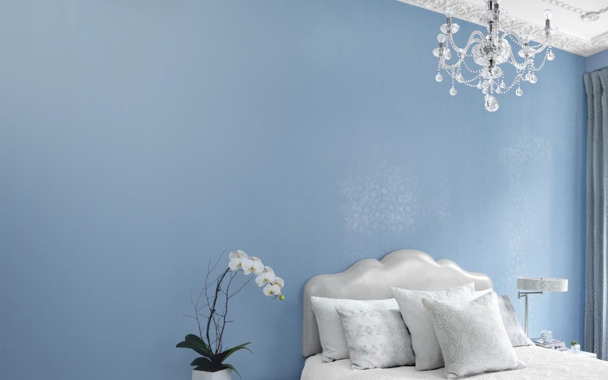 Серебристо-белые обои в комнате