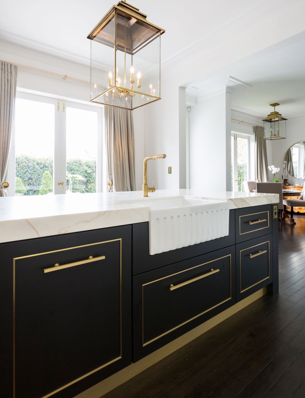 Кухня в современном стиле с золотыми ручками