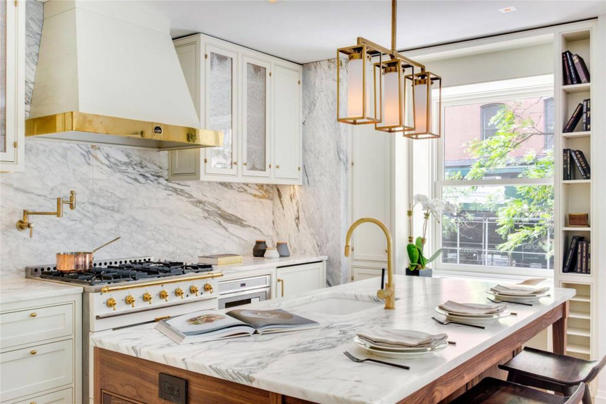 Золото в интерьере кухни