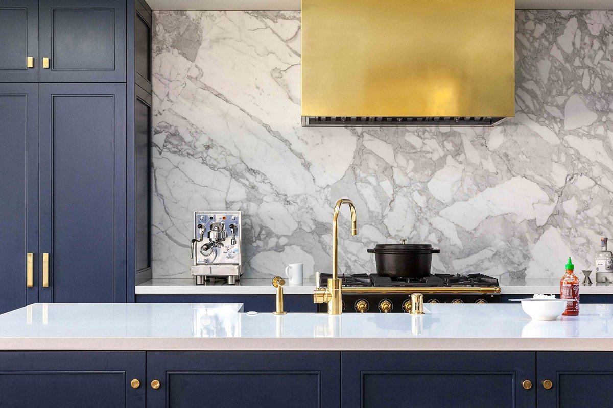 Синяя кухня с мраморным фартуком