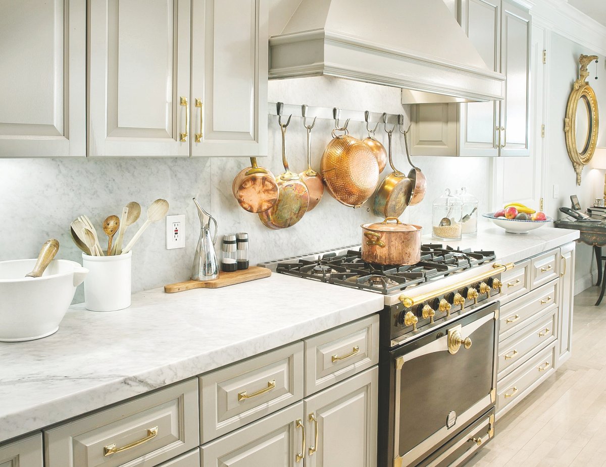 Кухня с золотыми ручками