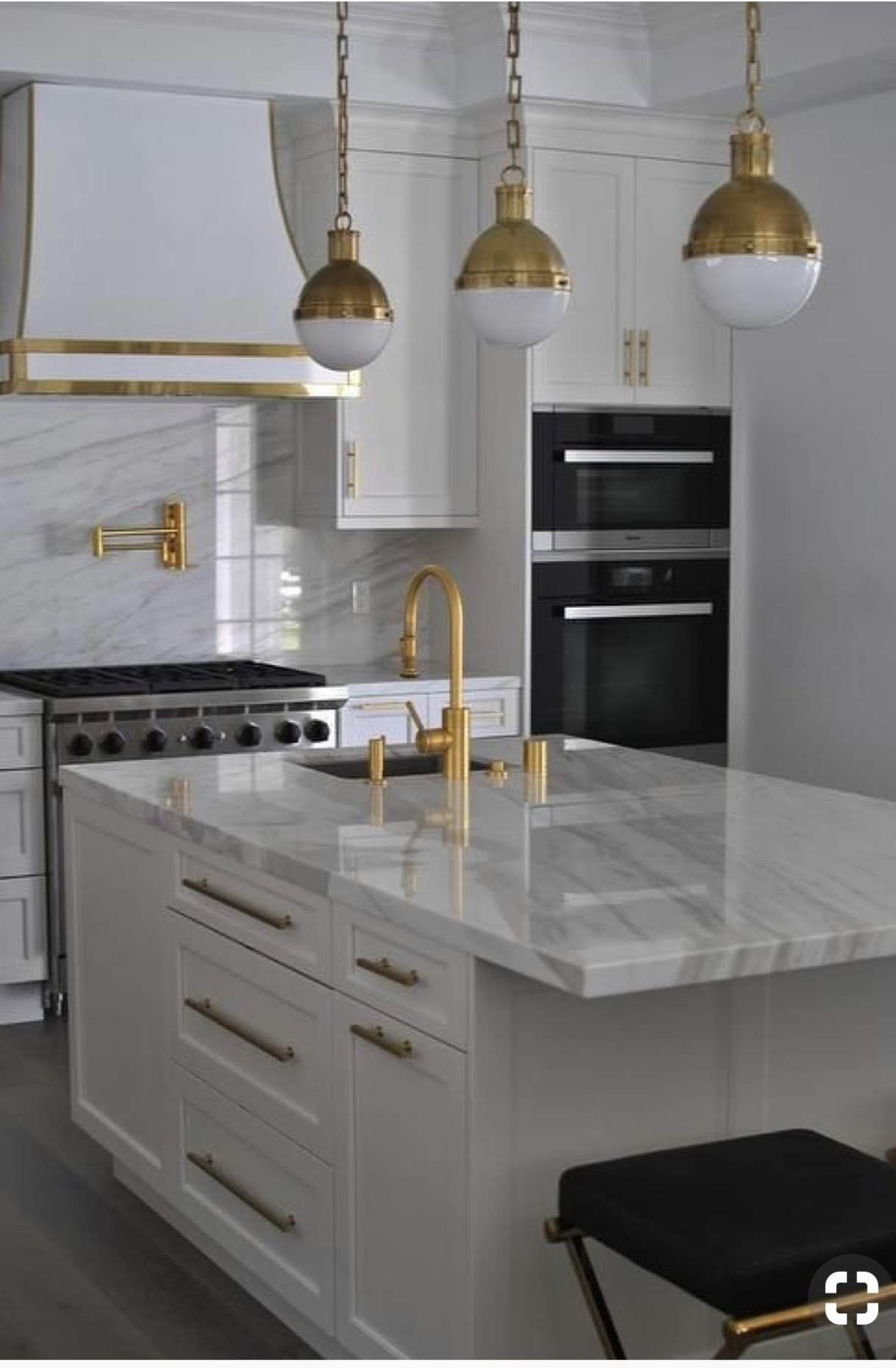 Кухня с золотыми ручками