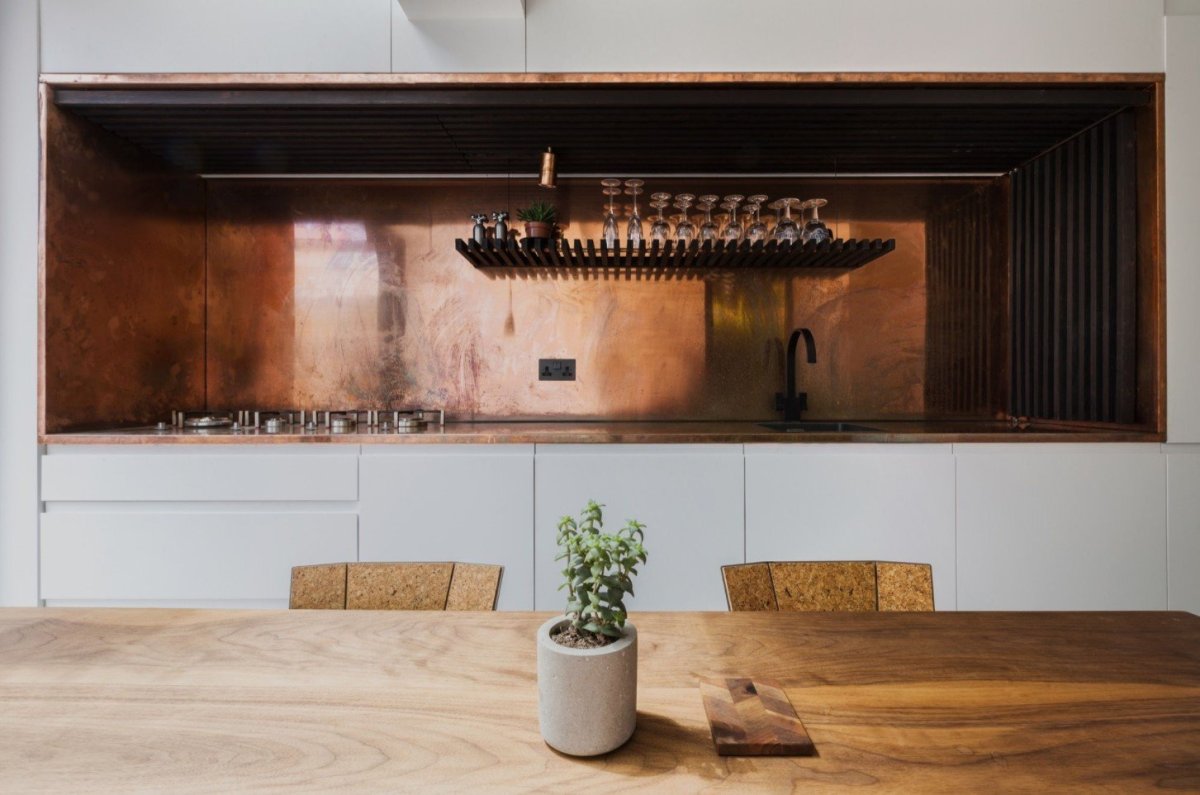 Латунь в интерьере кухни