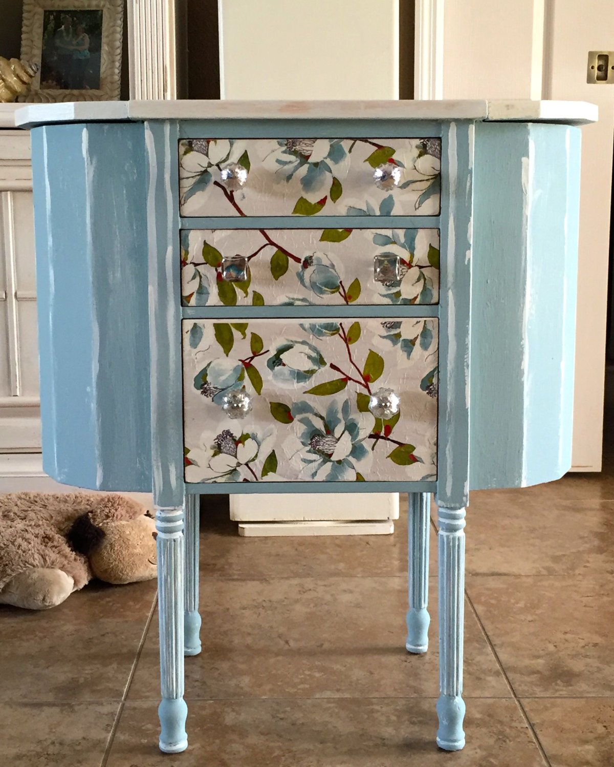 Декорировать старую тумбочку