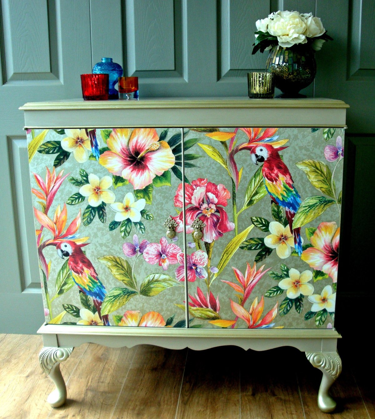 Оклейка мебели обоями