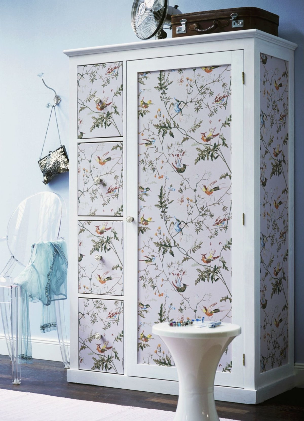 Декорируем старый шкаф