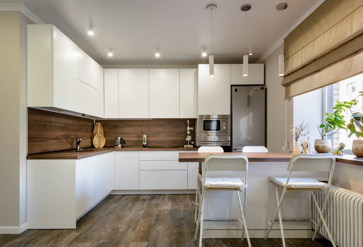 Кухня со светлым полом