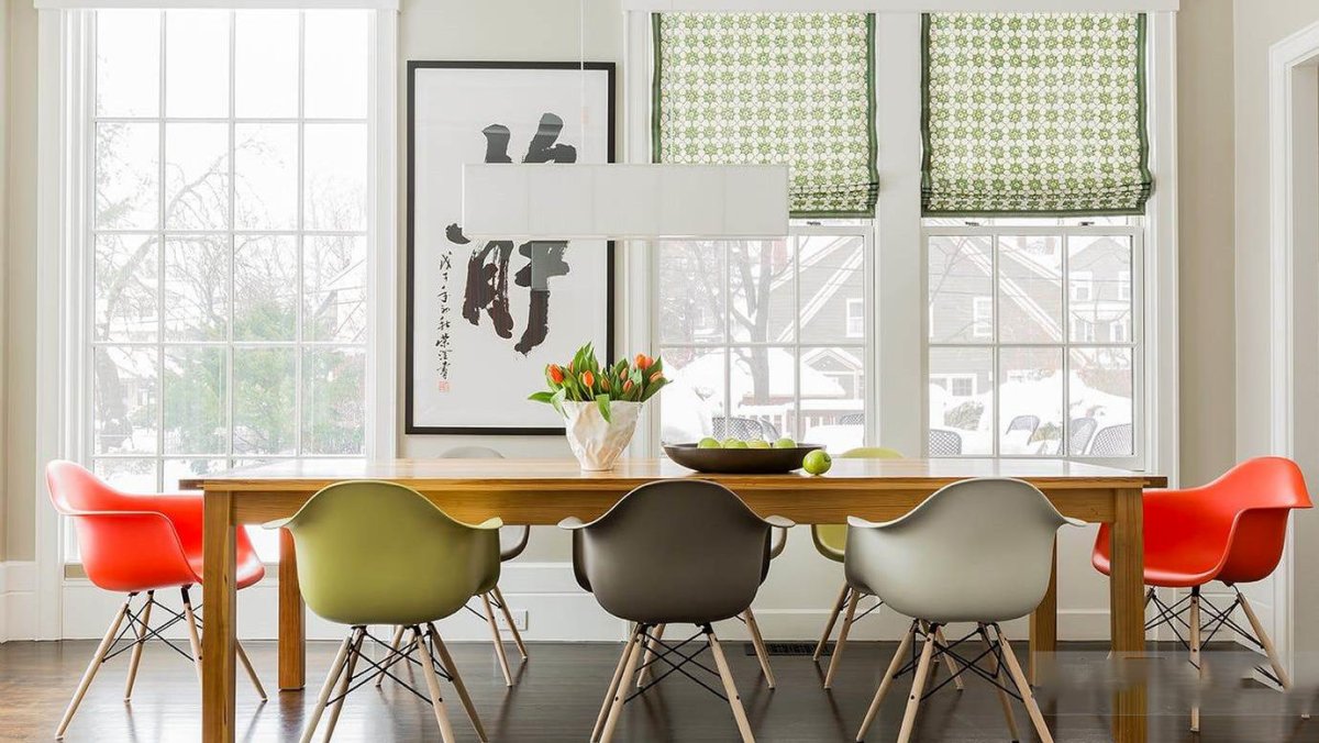 Разные стулья на кухне в интерьере