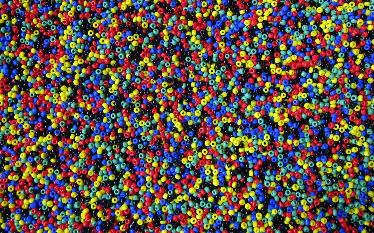 Много разноцветного бисера