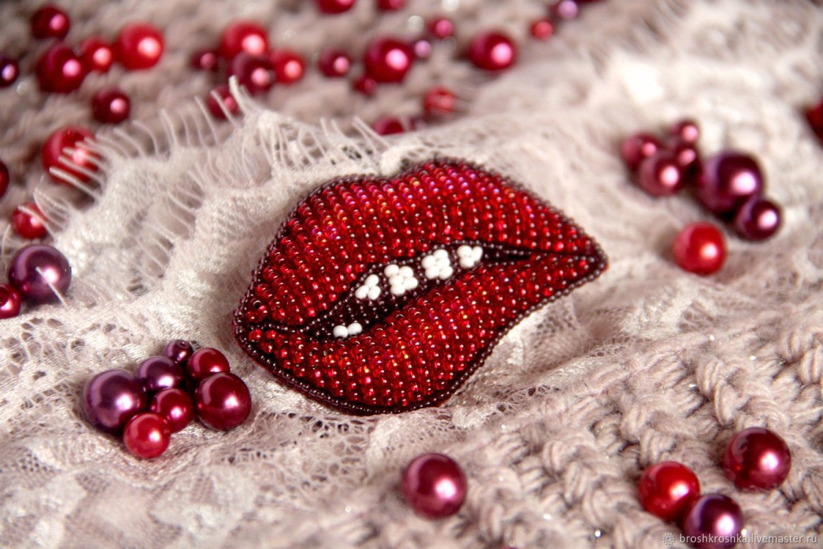 Брошка бисером губы