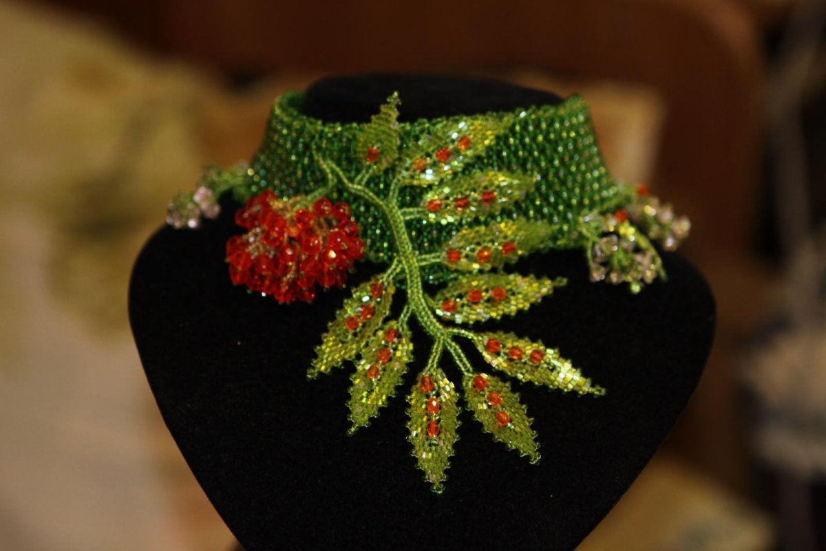 Украшение из бисера лист