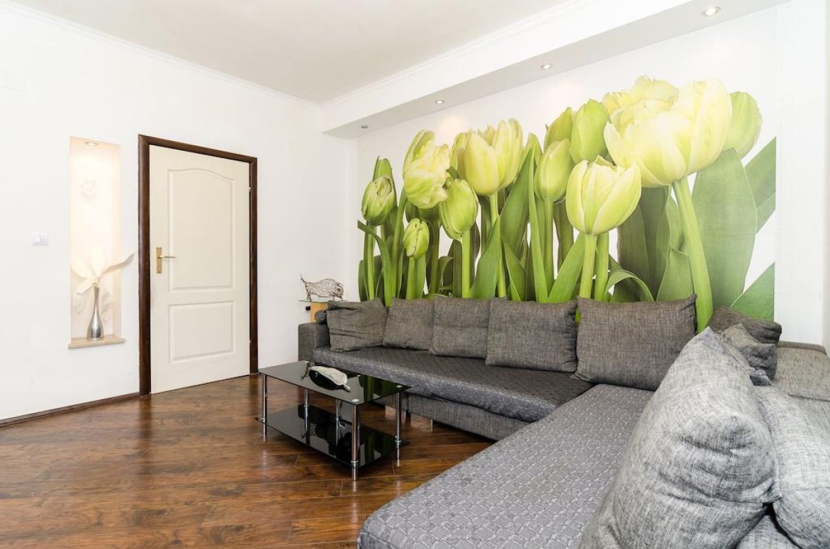 Фотообои тюльпаны в интерьере