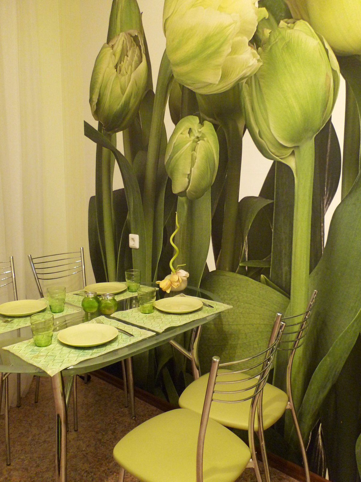 Тюльпаны в интерьере кухни
